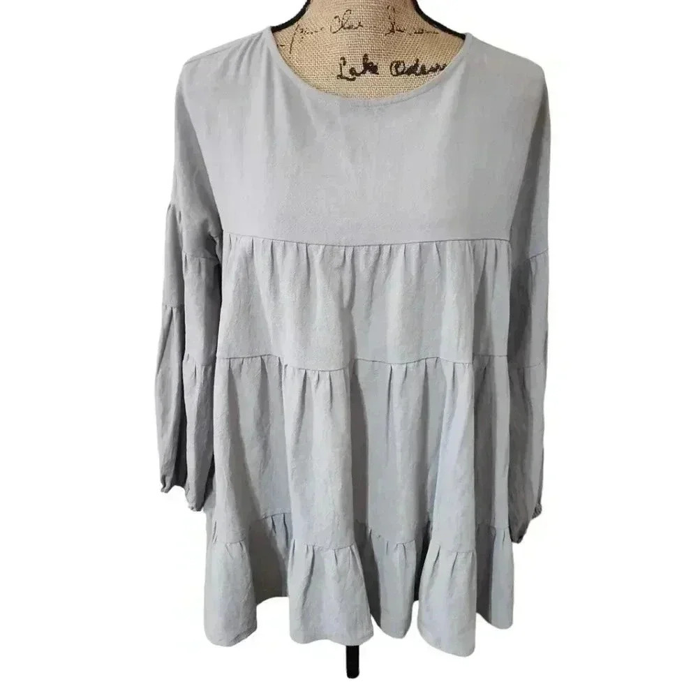 - Tiered top. Size Medium - Picture 2 of 8